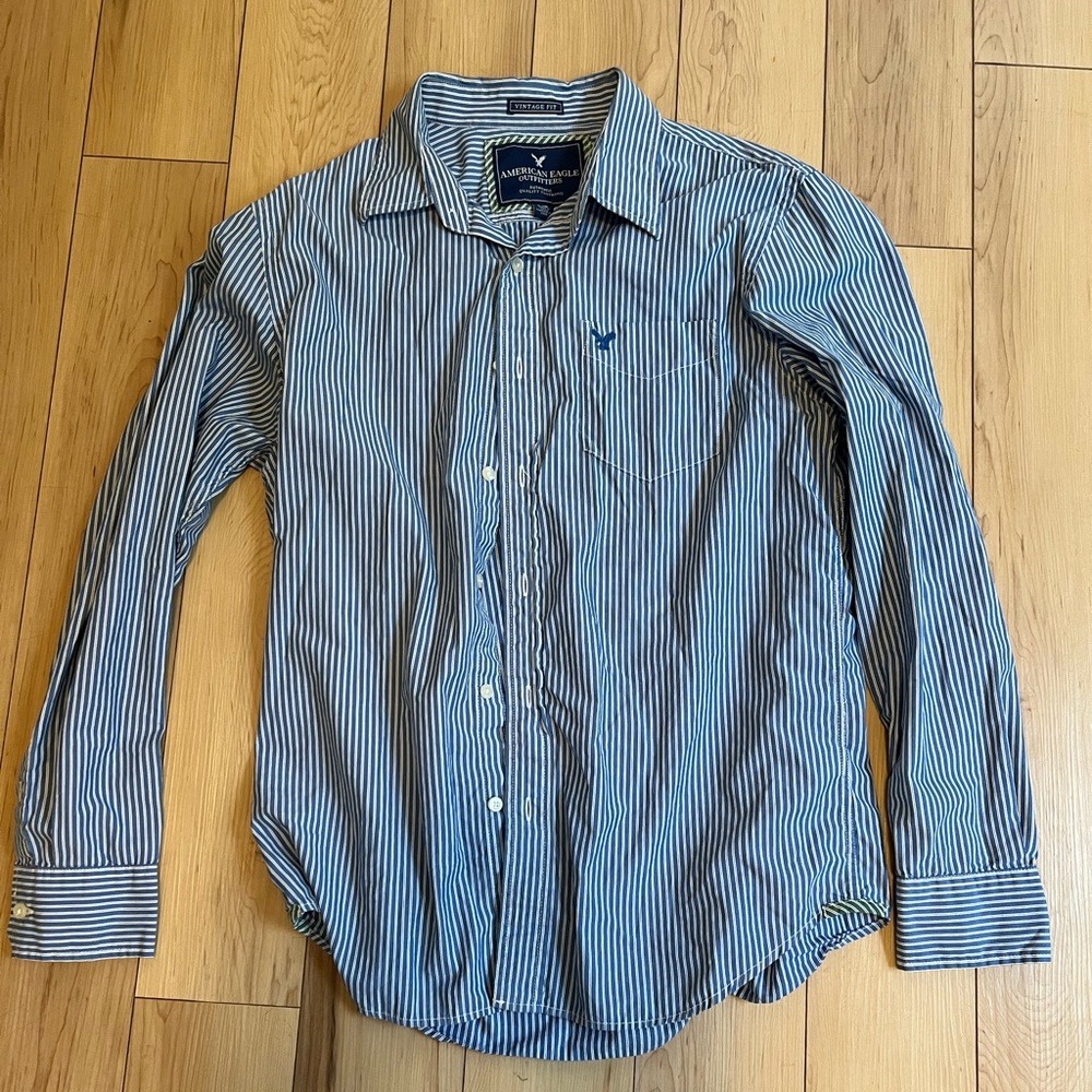 Men’s American Eagle Button Up in L